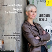 Cover der CD "Leipziger Schule", Julia Sophie Wagner lehnt in einer Lederjacke mit verschränkten Armen an einer Mauer.