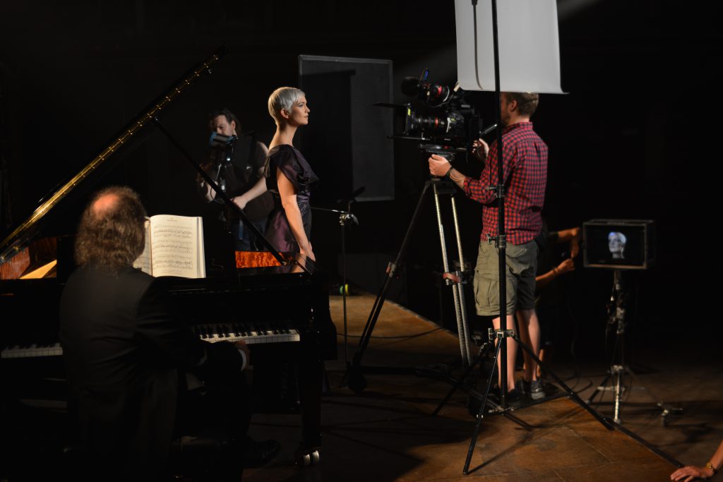 Fotos von Julia Sophie Wagner auf der Bühne, vor der Kamera, in Probensituationen und bei inszenierten Photoshootings